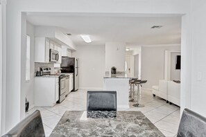 Rumah, 3 kamar tidur, kolam renang pribadi (incl. cleaning fee 127 USD) | Dapur pribadi | Lemari es besar, microwave, oven, dan kompor