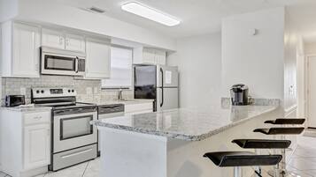 Ferienhaus, 3 Schlafzimmer, eigener Pool (incl. cleaning fee 127 USD) | Eigene Küche | Großer Kühlschrank, Mikrowelle, Ofen, Herdplatte