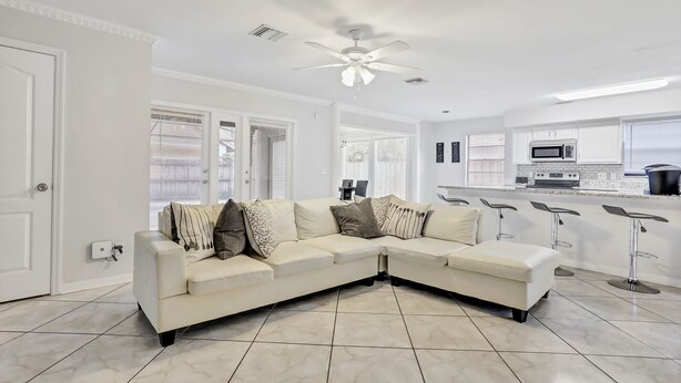 House, 3 Bedrooms, Private Pool (incl. cleaning fee 127 USD) | Living room - 3BR Pool Home in Lutz by Tom Well IG (Lutz)