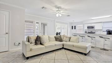 Ferienhaus, 3 Schlafzimmer, eigener Pool (incl. cleaning fee 127 USD) | Wohnzimmer | Flachbildfernseher