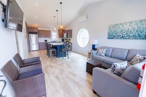 Chalé, 2 quartos, para não fumantes | Área de estar | TV de tela plana 40 polegadas com canais via satélite, TV