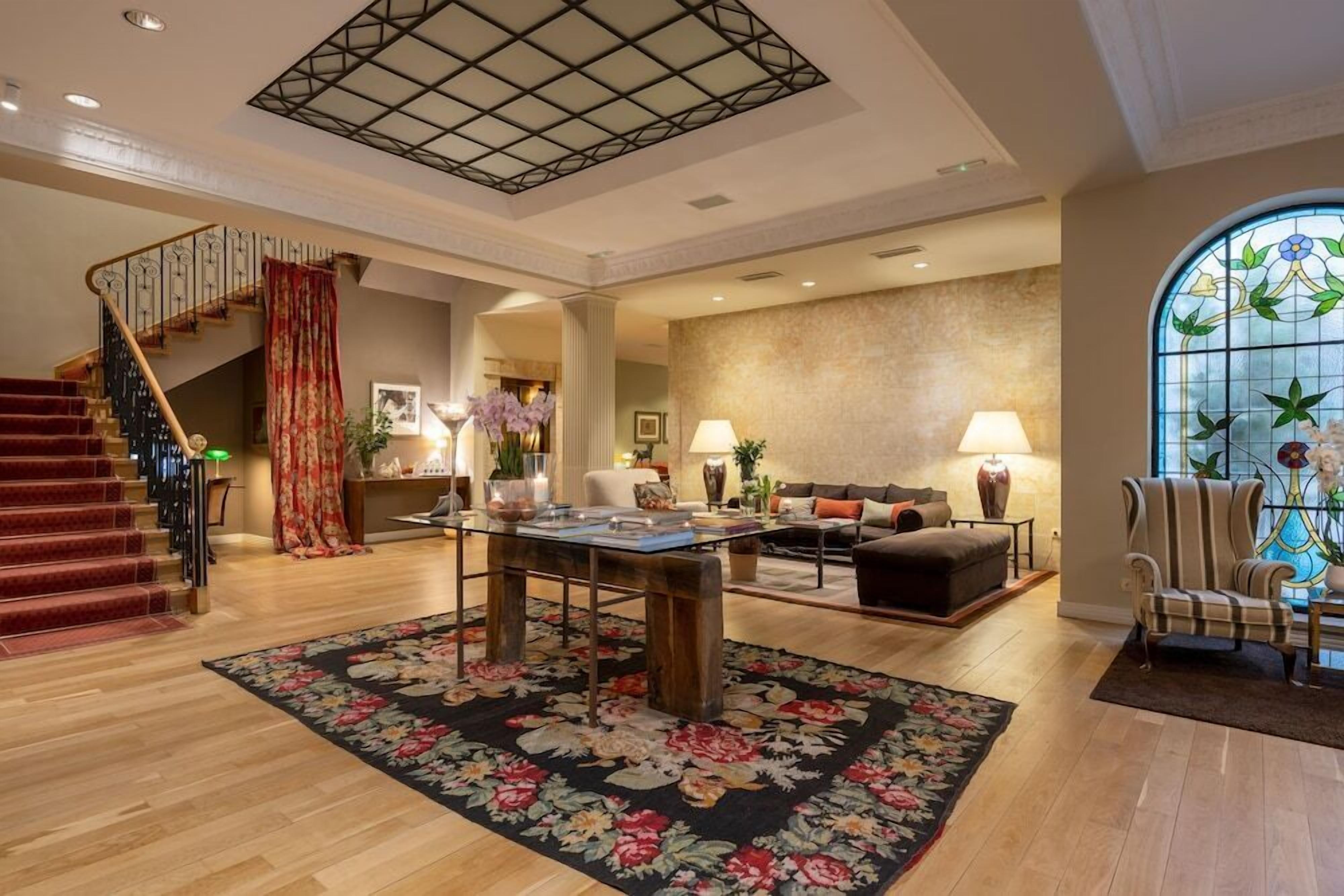 المنشأة من الداخل