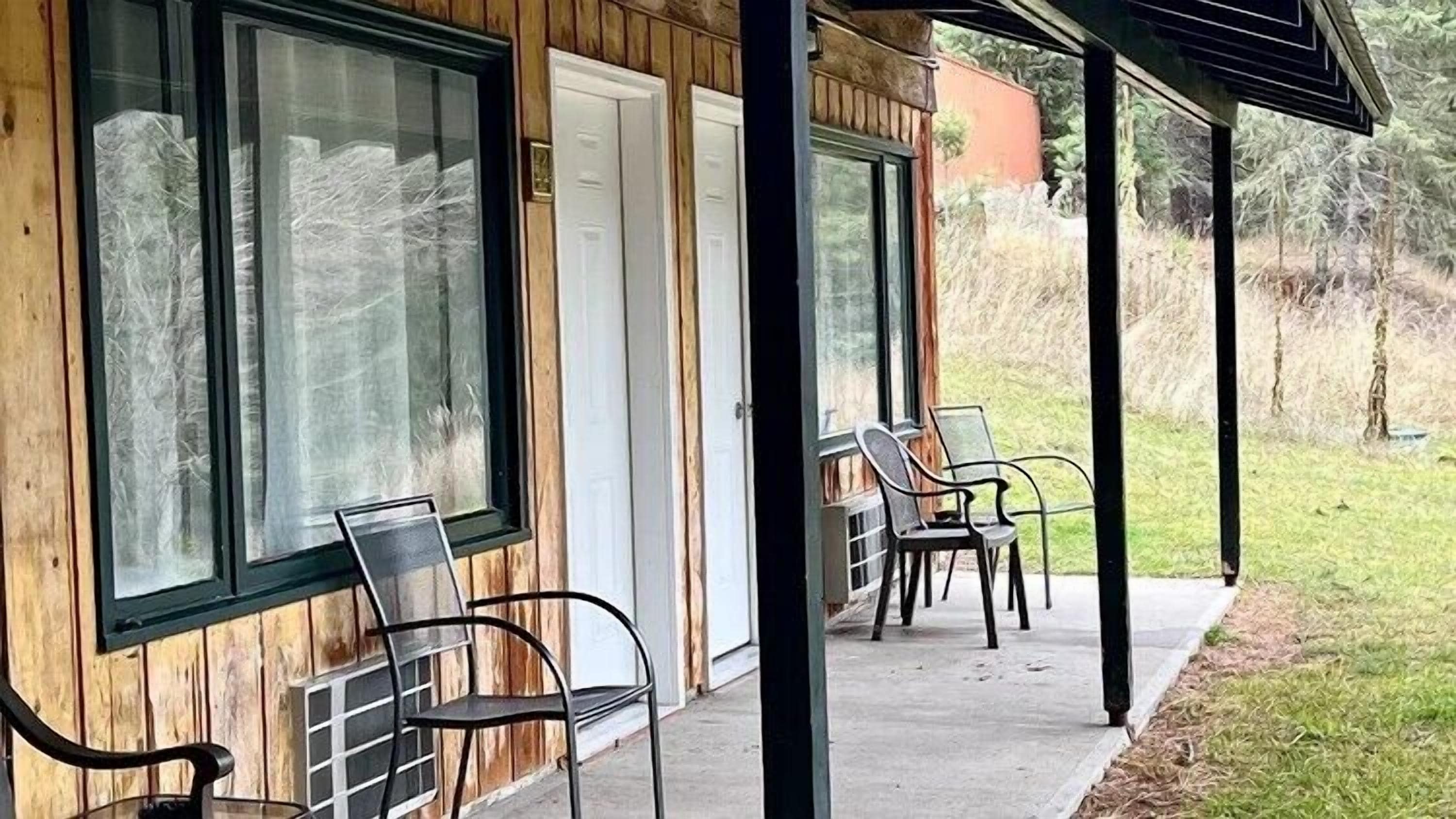 2 Queen Beds, River View  (No Pets) | Terrace/patio