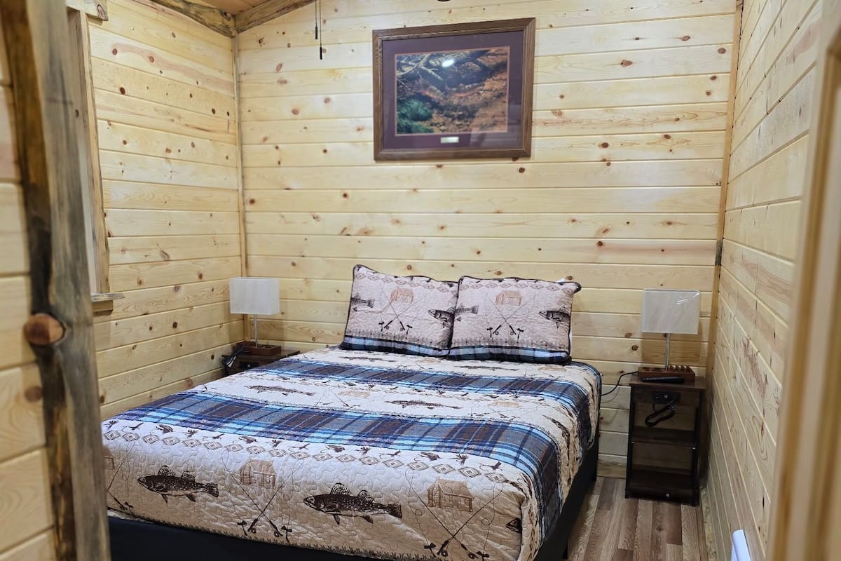 Fish Cabin 31 (No Pets) | WiFi (free), bed sheets