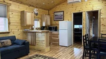 Cabane Deluxe, vue montagne | Coin séjour | Télévision à écran plat de 32 pouces avec chaßnes par satellite