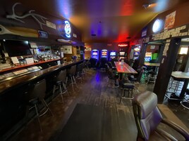 Ofrece almuerzos, cenas y happy hour