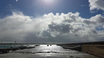 Pantai di sekitar