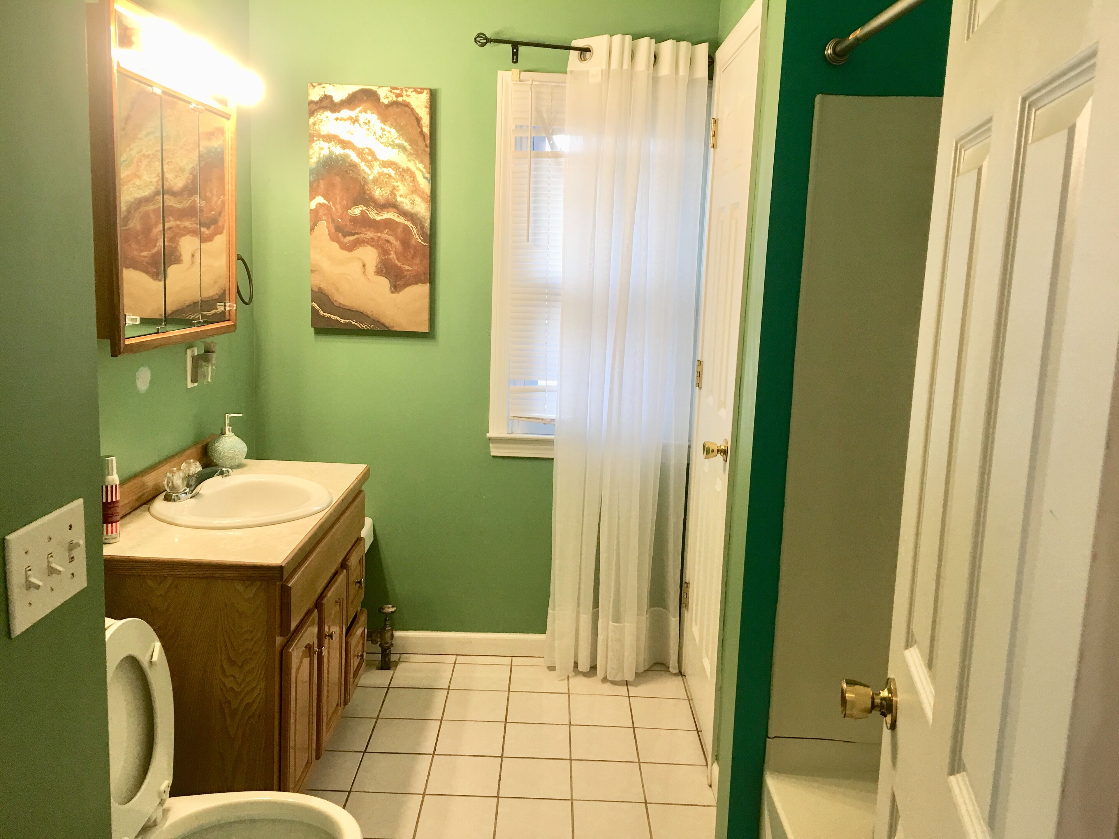 Ein Badezimmer mit Toilette, Waschbecken und Duschbereich.