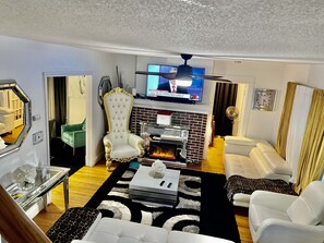 Smart TV, fireplace, video games, books - Upscaled Home In A Quiet Neighborhood! You Have the Entire Home to Yourself! (Springfield)
