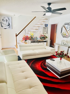 Smart TV, lareira, videogames, livros