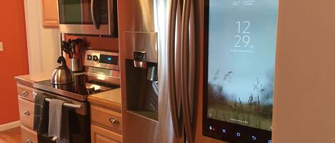 Een koelkast, een magnetron, een oven, een kookplaat