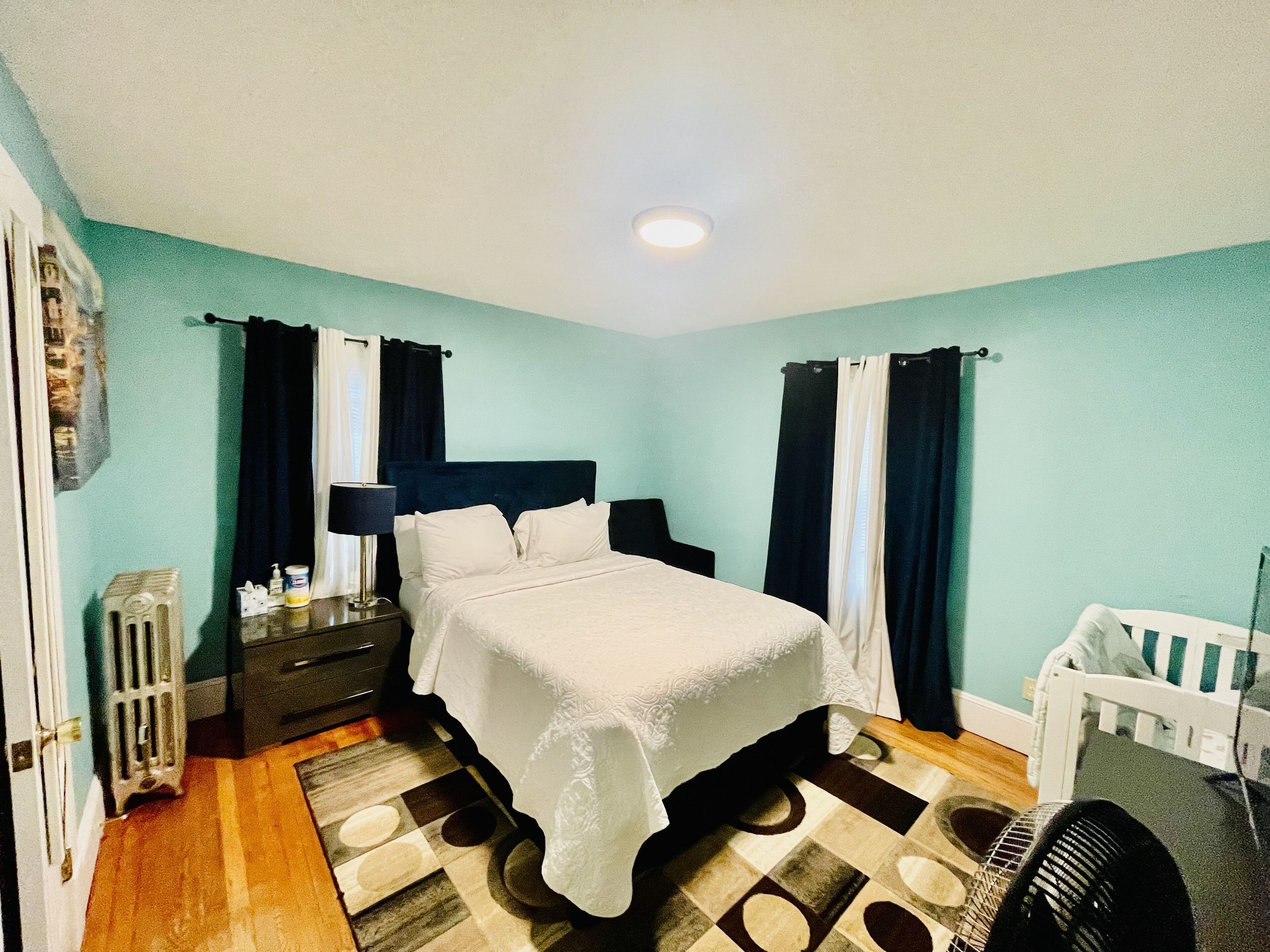 4 habitaciones, tabla de planchar con plancha y cuna de viaje 