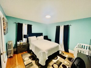 4 bedrooms, iron/ironing board, travel cot, free WiFi - Upscaled Home In A Quiet Neighborhood! You Have the Entire Home to Yourself! (Springfield)