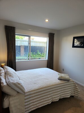 2 室のベッドルーム、アイロン / アイロン台、WiFi (無料)、ベッドシーツ