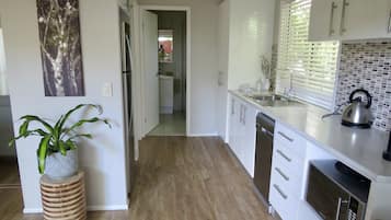 Køleskab, mikrobølgeovn, ovn, kogeplade