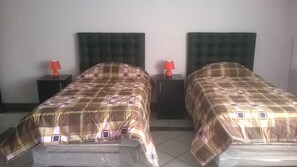2 habitaciones, tabla de planchar con plancha, wifi y ropa de cama 