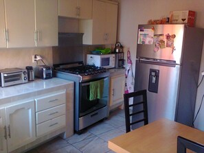 Micro-ondes, cafetière/bouilloire, grille-pain