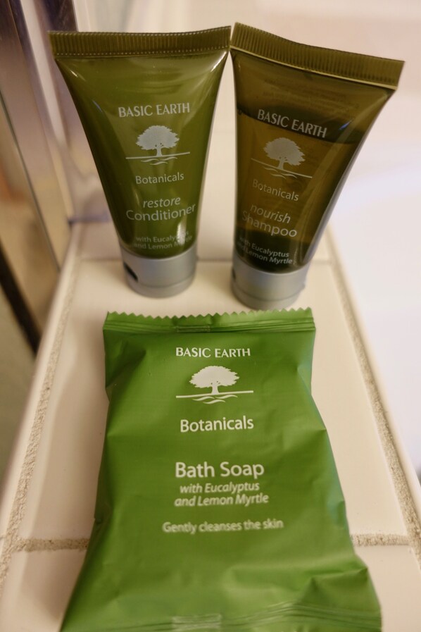 Un estante con tres productos: acondicionador restaurador de botánicos, champú nutritivo de botánicos y jabón de baño de botánicos.