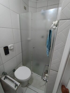 Shower, bidet, towels, soap - Apartment Half Five (Aparecida)