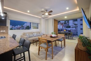 Dining - Gorgeous condo in the heart of Romatinc Zone at The Park! 2BR/2 BATHS (Emiliano Zapata)