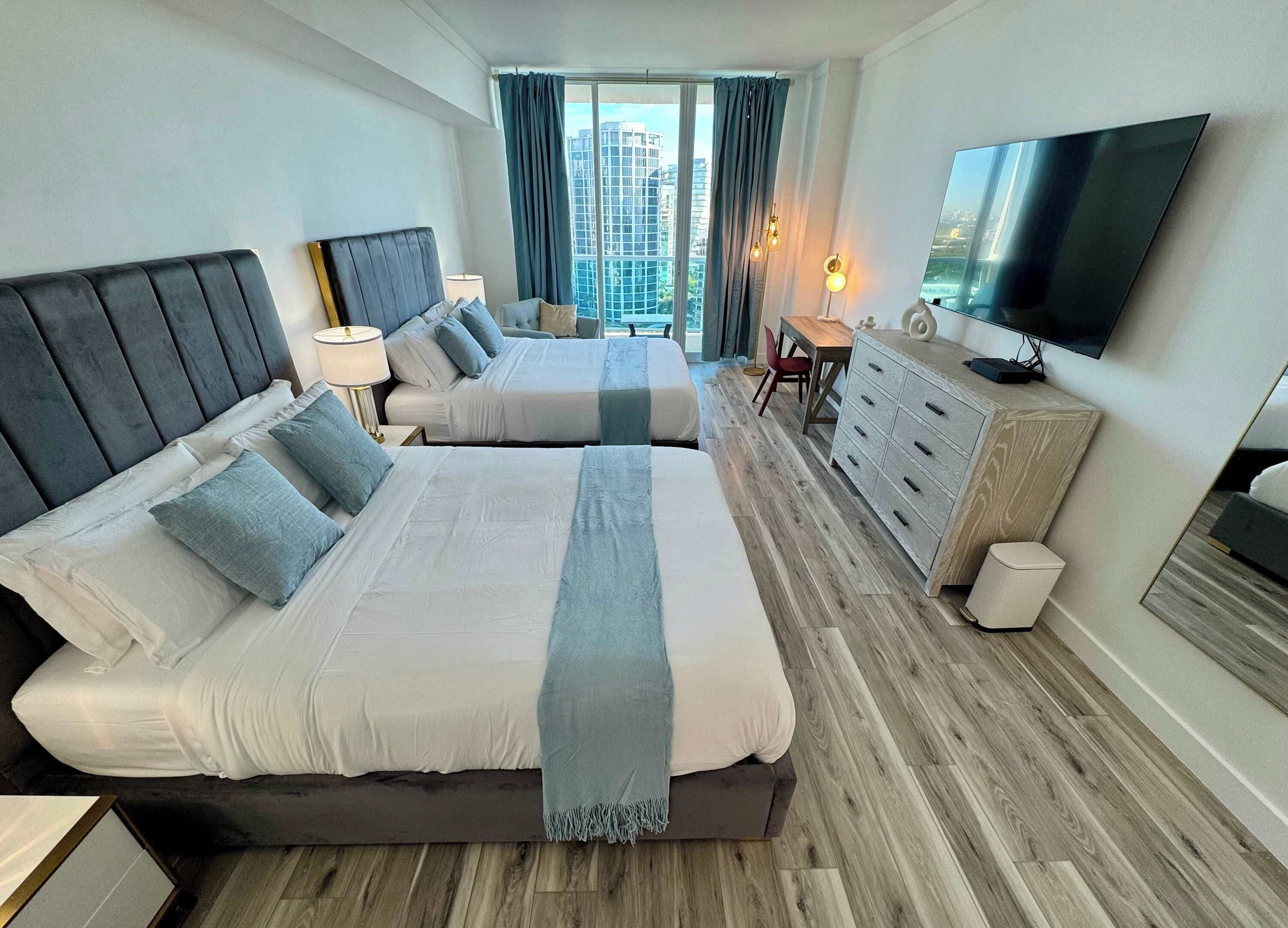 1 habitación, caja de seguridad en la habitación y escritorio 