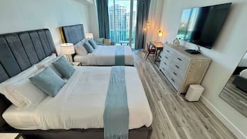 1 habitación, caja de seguridad en la habitación y escritorio