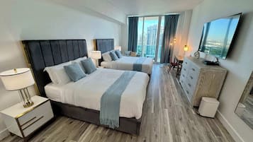 1 habitación, caja de seguridad en la habitación y escritorio