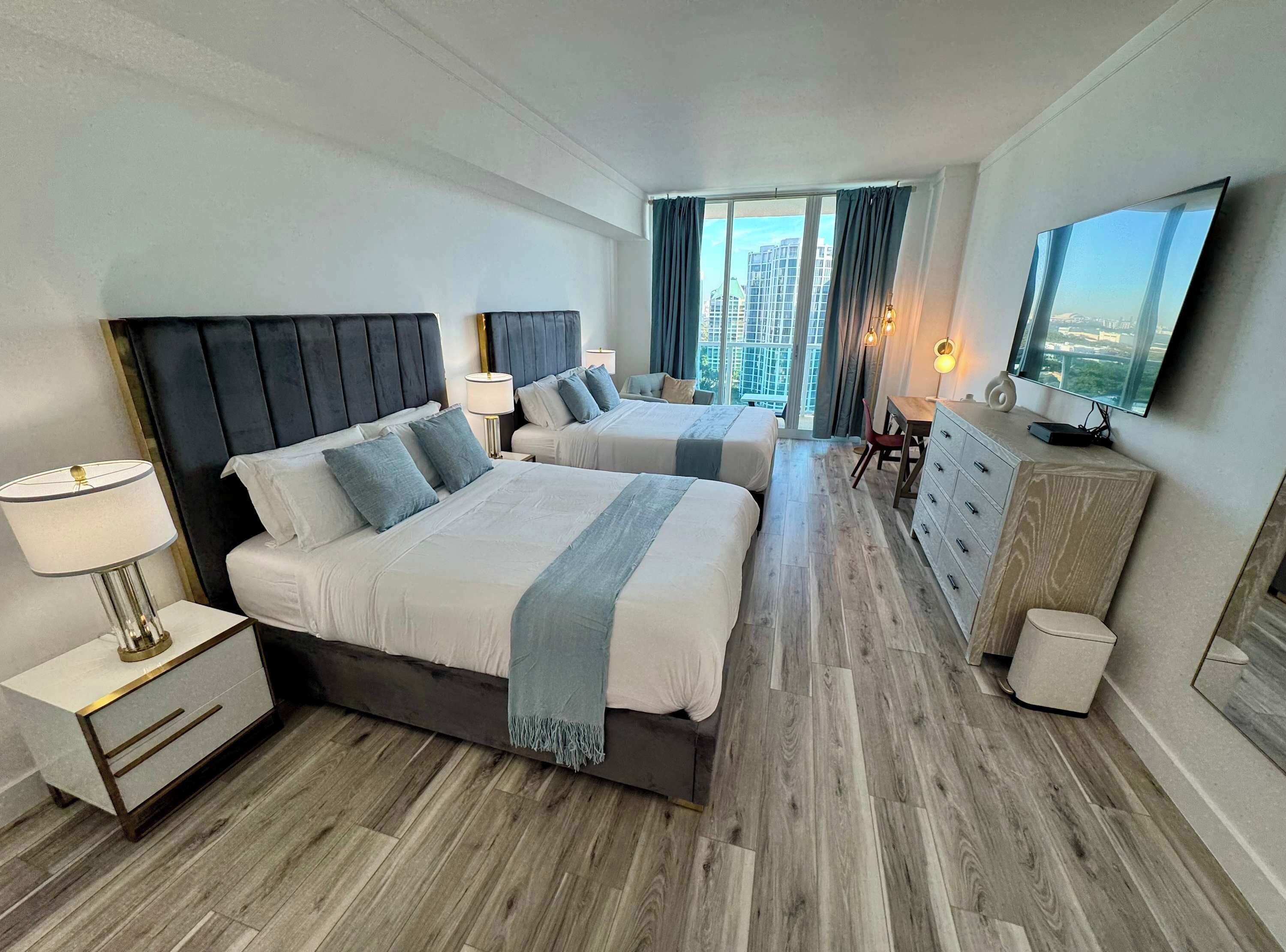 1 habitación, caja de seguridad en la habitación y escritorio 