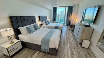 1 habitación, caja de seguridad en la habitación y escritorio