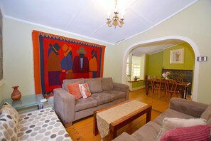 Kamin, Kinderspielzeug, Bücher