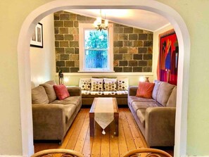 Een open haard, speelgoed en boeken