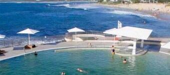 Koppla av med havsutsikt och stor privat takterrass