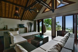 TV connectée, console de jeux vidéo, lecteur de DVD, livres