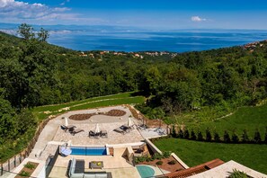 Een verwarmd zwembad