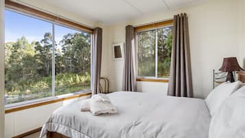 3 habitaciones, tabla de planchar con plancha, wifi y ropa de cama