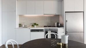 Geladeira, micro-ondas, fogão, cooktop
