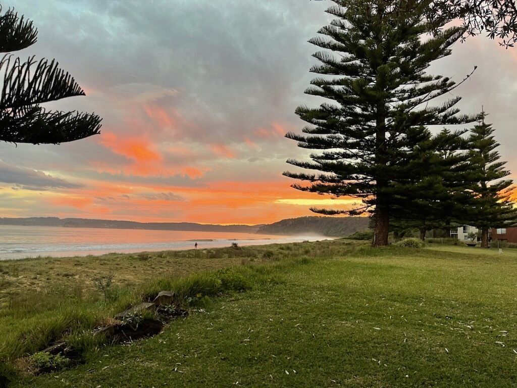 En la playa y camastros 