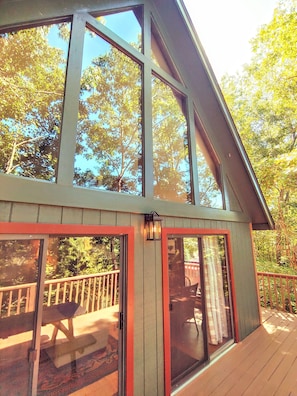 Terrace/patio - HOT TUB, Swimming/Fishing Lake, Mountain Views
The Happy Appalachian (Robbinsville)