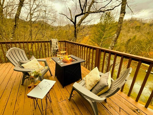 HOT TUB, Swimming/Fishing Lake, Mountain Views

The Happy Appalachian