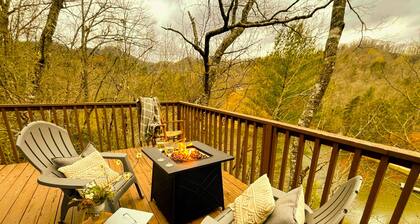HOT TUB, Swimming/Fishing Lake, Mountain Views
The Happy Appalachian
