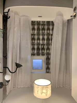 Shower, hair dryer, towels, shampoo