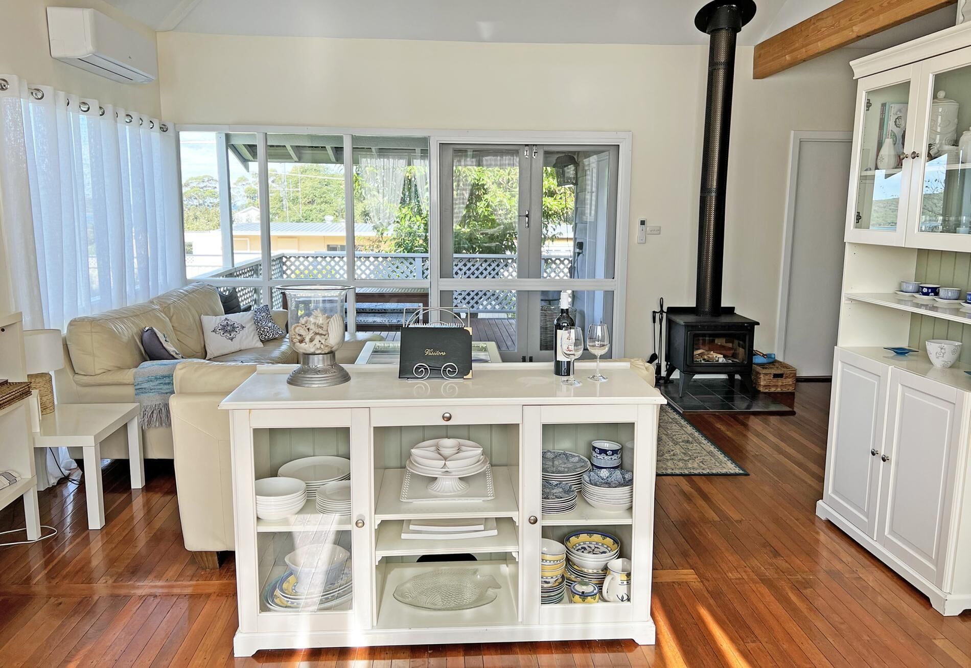 Smart TV, chimenea y reproductor de DVD 