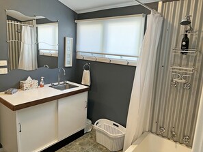 Combined shower/tub, hair dryer - Seachelles: Pet friendly, spa, sauna & beach views (Denmark)