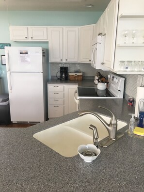 Kjøleskap, mikrobølgeovn, ovn og kokeplater