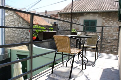 Fully Equiped House With Frontyard In Center Of The City, Quiet Street