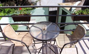 Outdoor dining - Fully Equiped House With Frontyard In Center Of The City, Quiet Street (Šibenik)