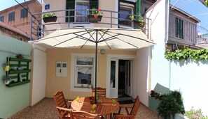 Outdoor dining - Fully Equiped House With Frontyard In Center Of The City, Quiet Street (Šibenik)