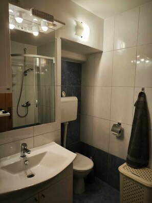 Dusche, Haartrockner, Handtücher, Toilettenpapier