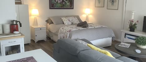 1 habitación, tabla de planchar con plancha, wifi gratis y ropa de cama