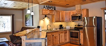 Spacious, Bright, Quiet New Suite next to Park and Close to Restaurants